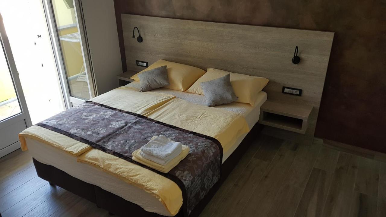 Premium Appartments Suha Punta Kampor Exteriör bild